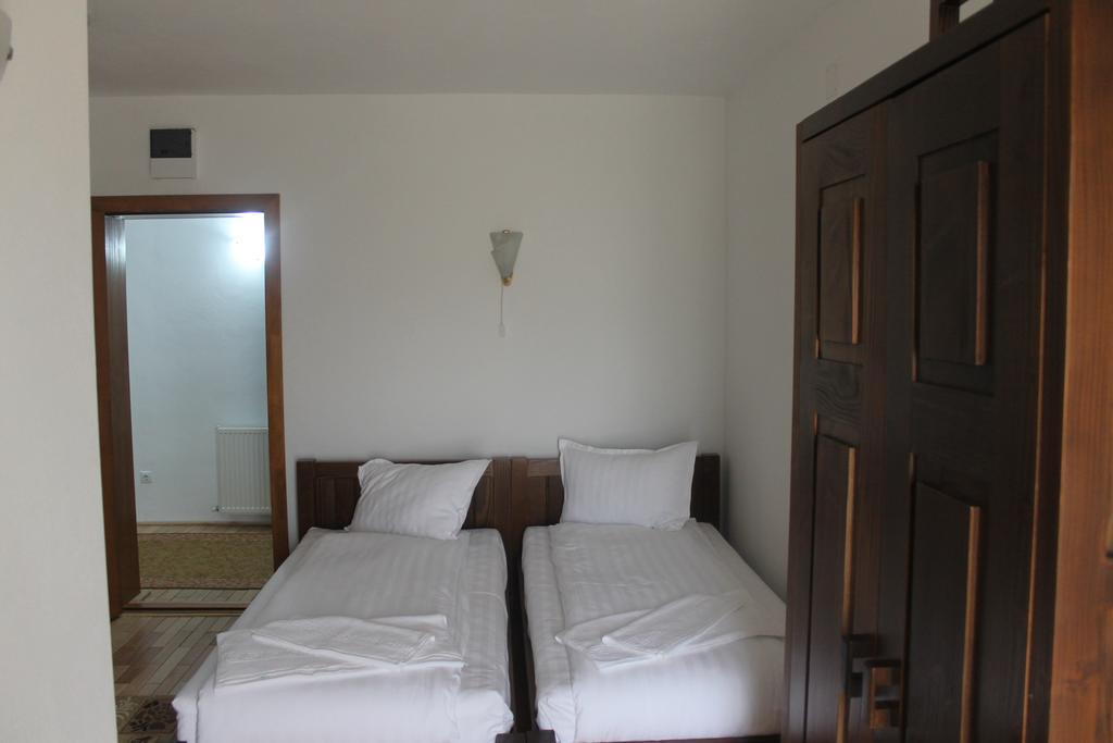 Pensiunea Muntele Alb Horezu Kamer foto